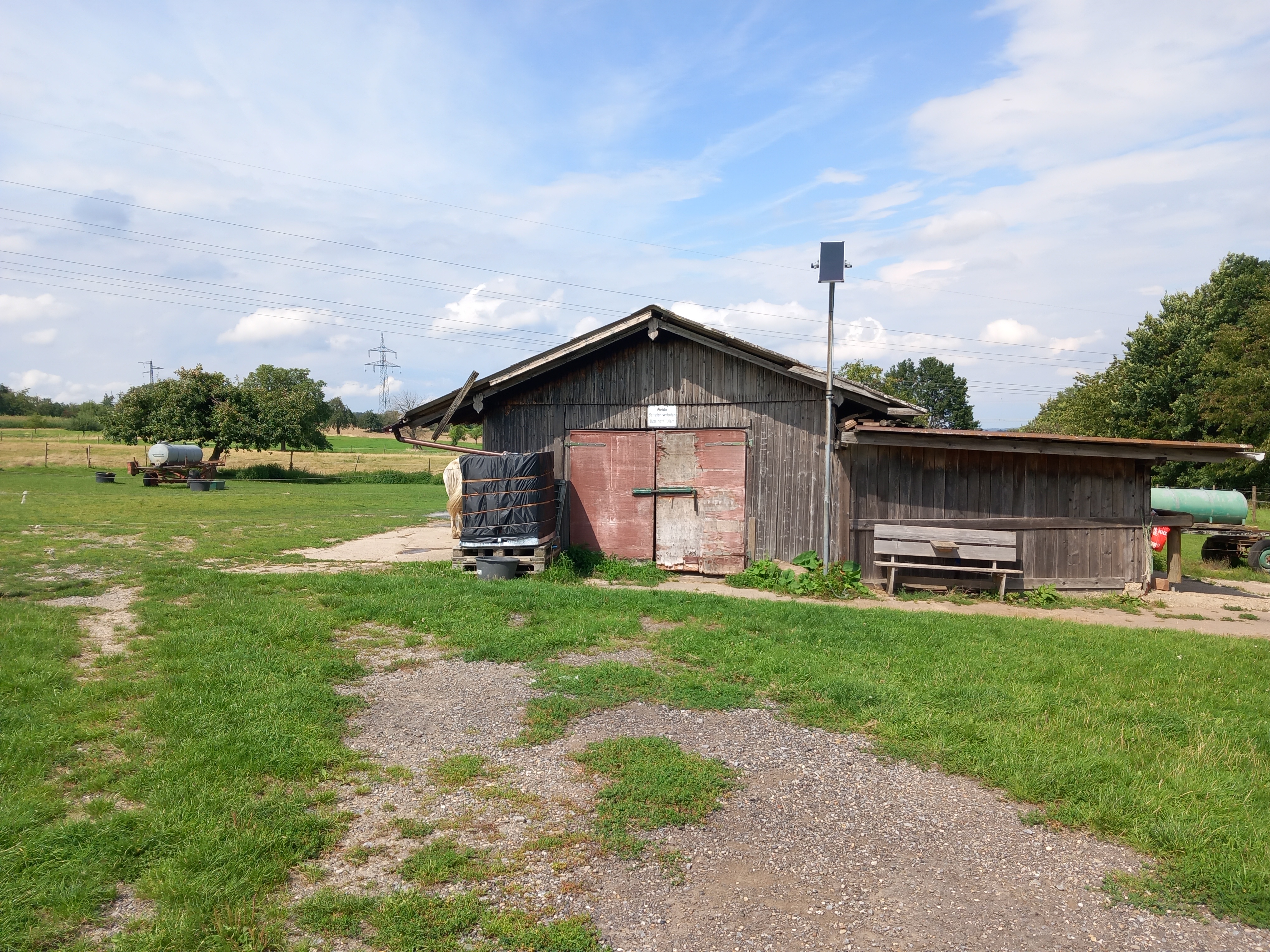 Offenstall beim Reitplatz